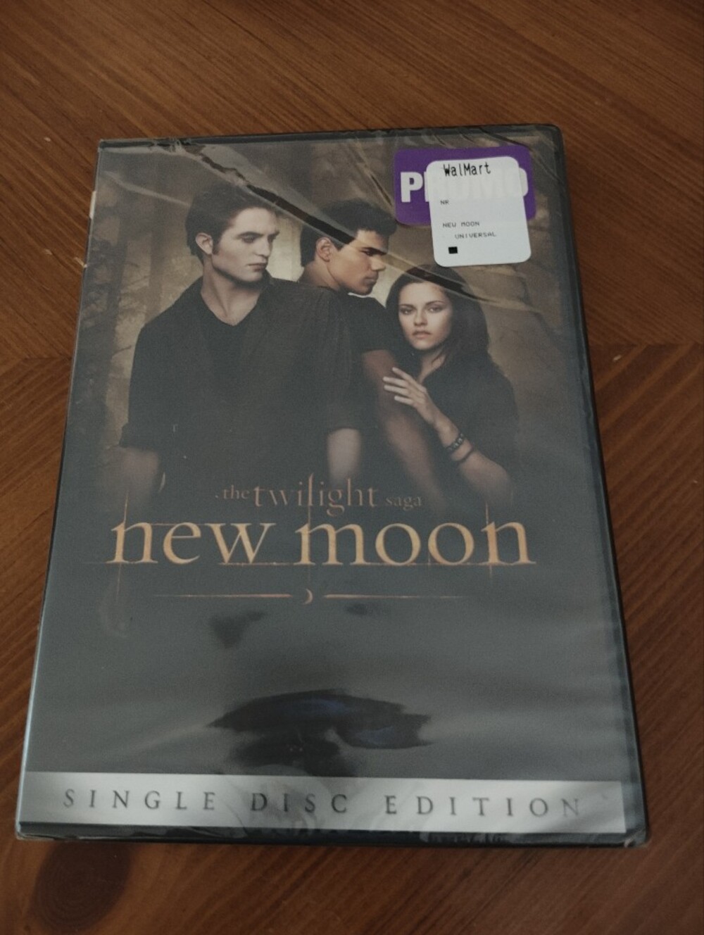 The Twilight Saga: New Moon DVD - Black and Gold Cover